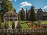 lynnhurst hotel exterior during wedding