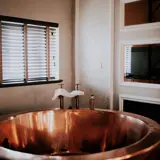 orante copper bath tub in boclair honeymoon suite