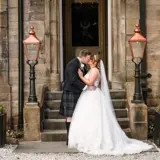 Couple kissing infront of Lynnhurst